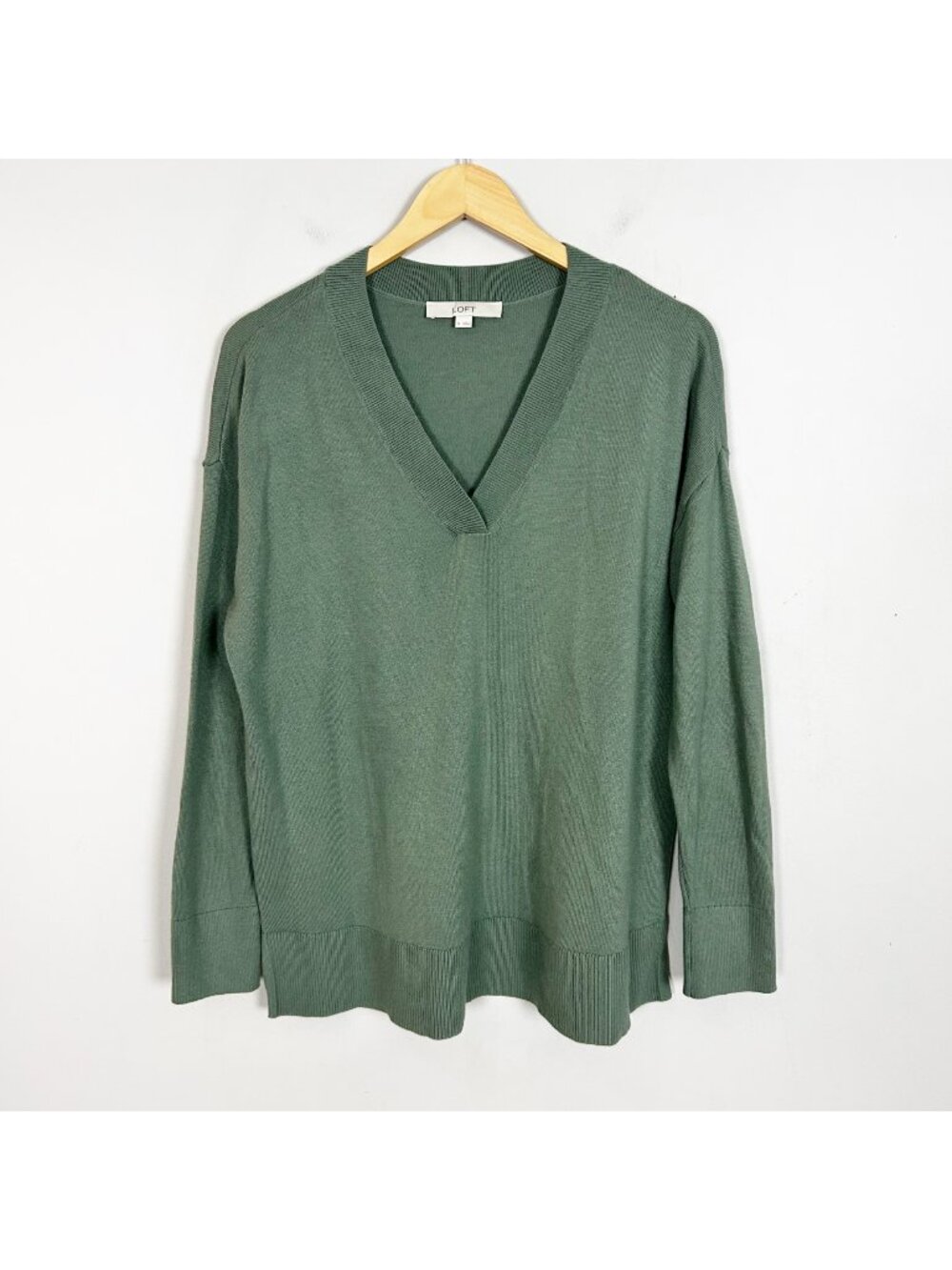 Loft Sage Green V-neck Sweater Pullover Relaxed Slouchy Comfy Size Medium Womens